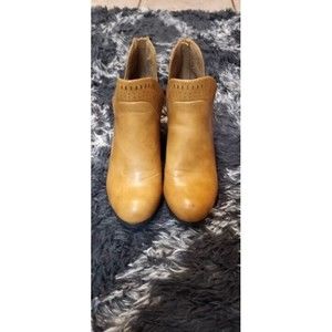 Ball Band Womens Size 9!! Heeled Ankle Zippered back booties-Tan
